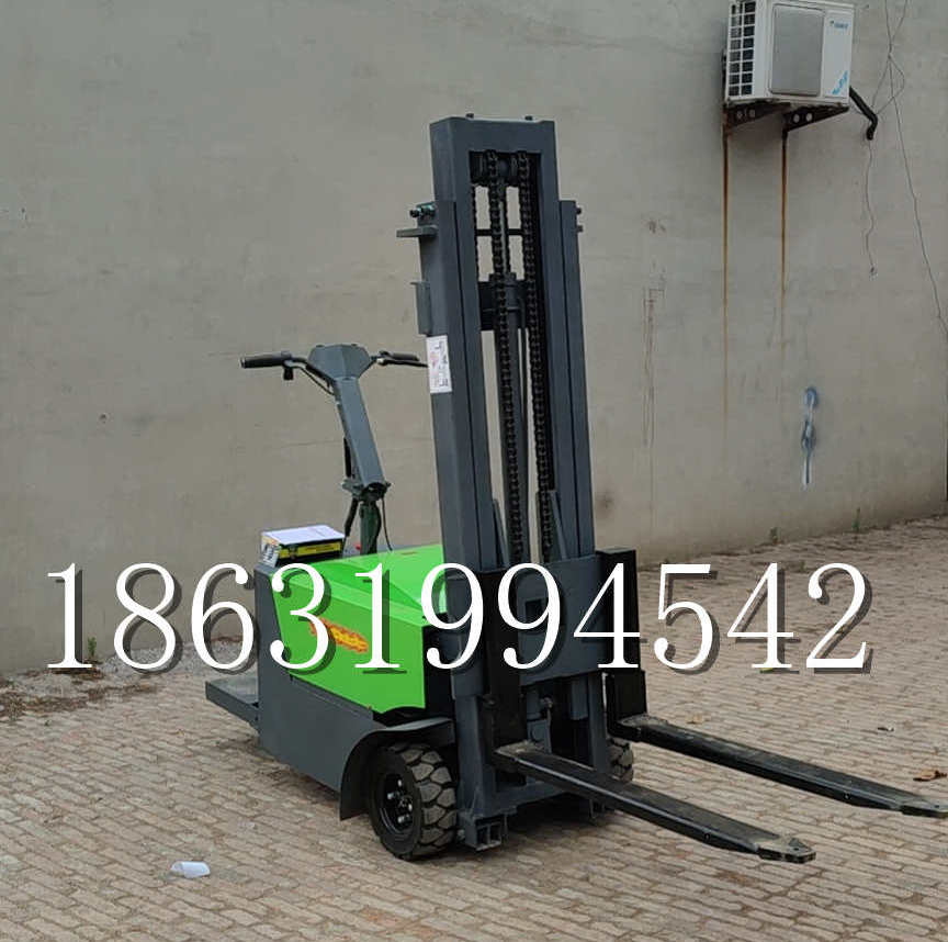 化德县优程全电动叉车插腿式堆高车液压装卸车1.5吨升高小型站驾式铲车